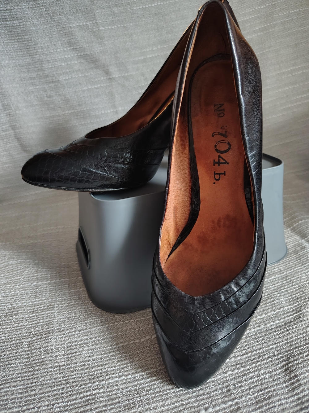 No. 704 b. Verna Black Croc Embossed Leather Pointed Toe Pumps EU 38.5 US 8.5 An